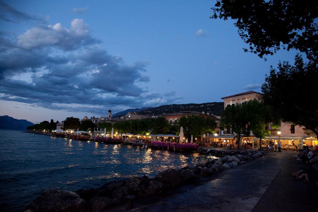 Hotel Del Porto Torri Del Benaco Exterior photo